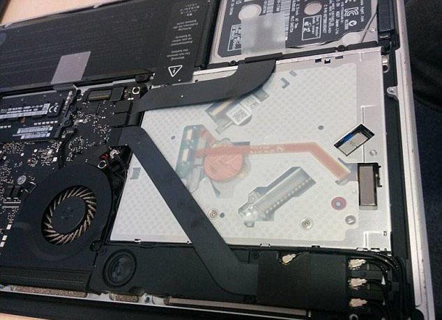 Bí ẩn những đồng xu lạ được ẩn giấu trong Macbook
