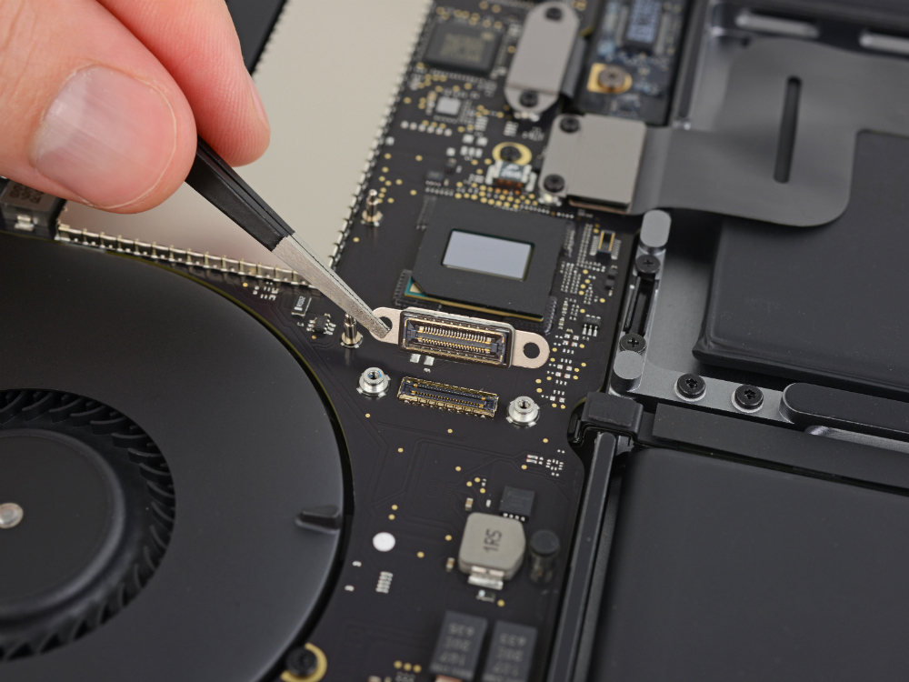 Apple lại hàn chặt ổ cứng vào Macbook Pro 2016