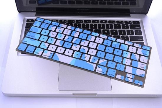 co-nen-mua-macbook-de-choi-game