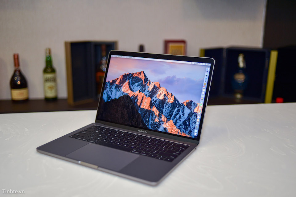 Vì sao Macbook Retina Pro vẫn được đánh giá cao hơn Surface Laptop ?
