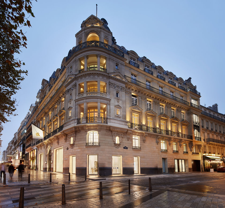 Công trình Apple Store của Paris gây ấn tượng với sự hài hoà độc đáo giữa không gian công nghệ hiện đại cùng với nét cổ điển đến từ những thế kỉ trước
