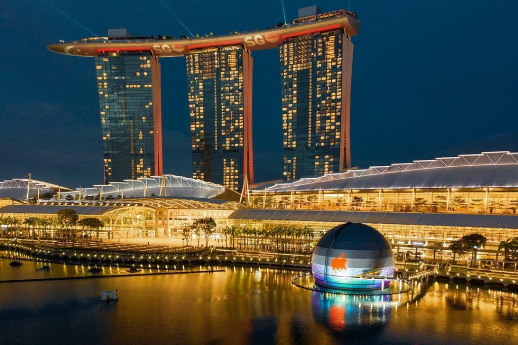 Cửa hàng tại Marina Bay Sand đẹp lung linh trên mặt nước