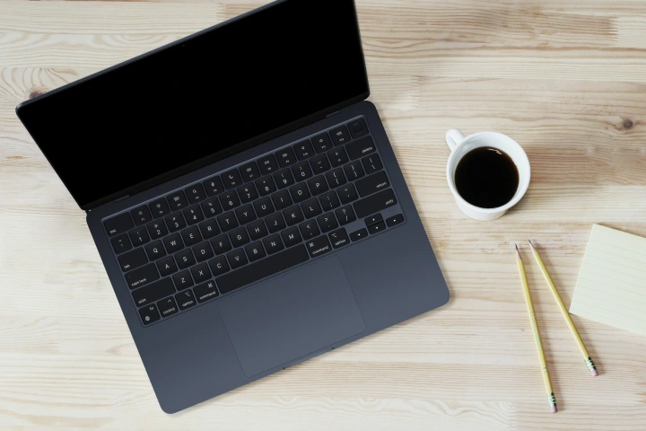 Macbook không mở được 1 tay hay mở được bằng 2 tay có phải lỗi không?
