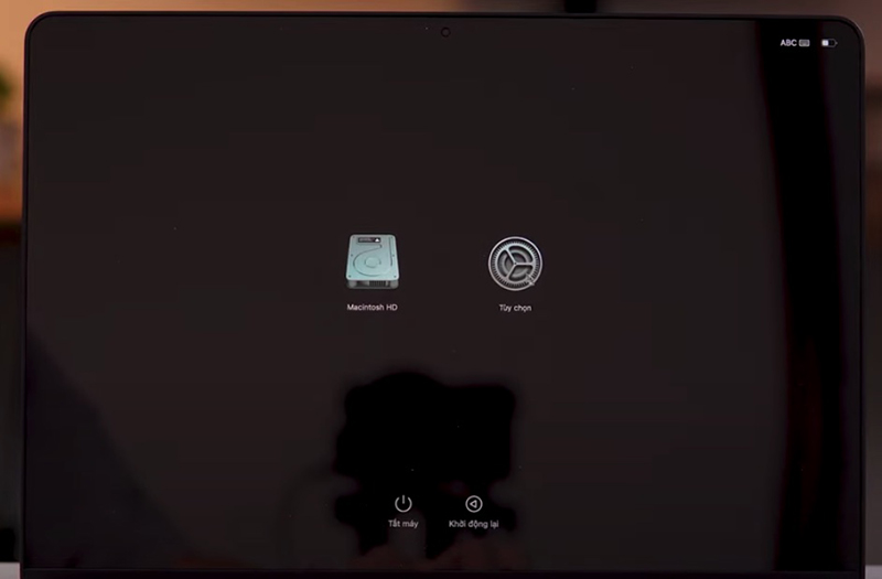 Giữ tổ hợp phím Command + R và nhấn nút nguồn.