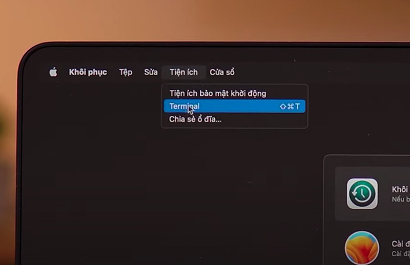 Chọn Utilities > Chọn Terminal