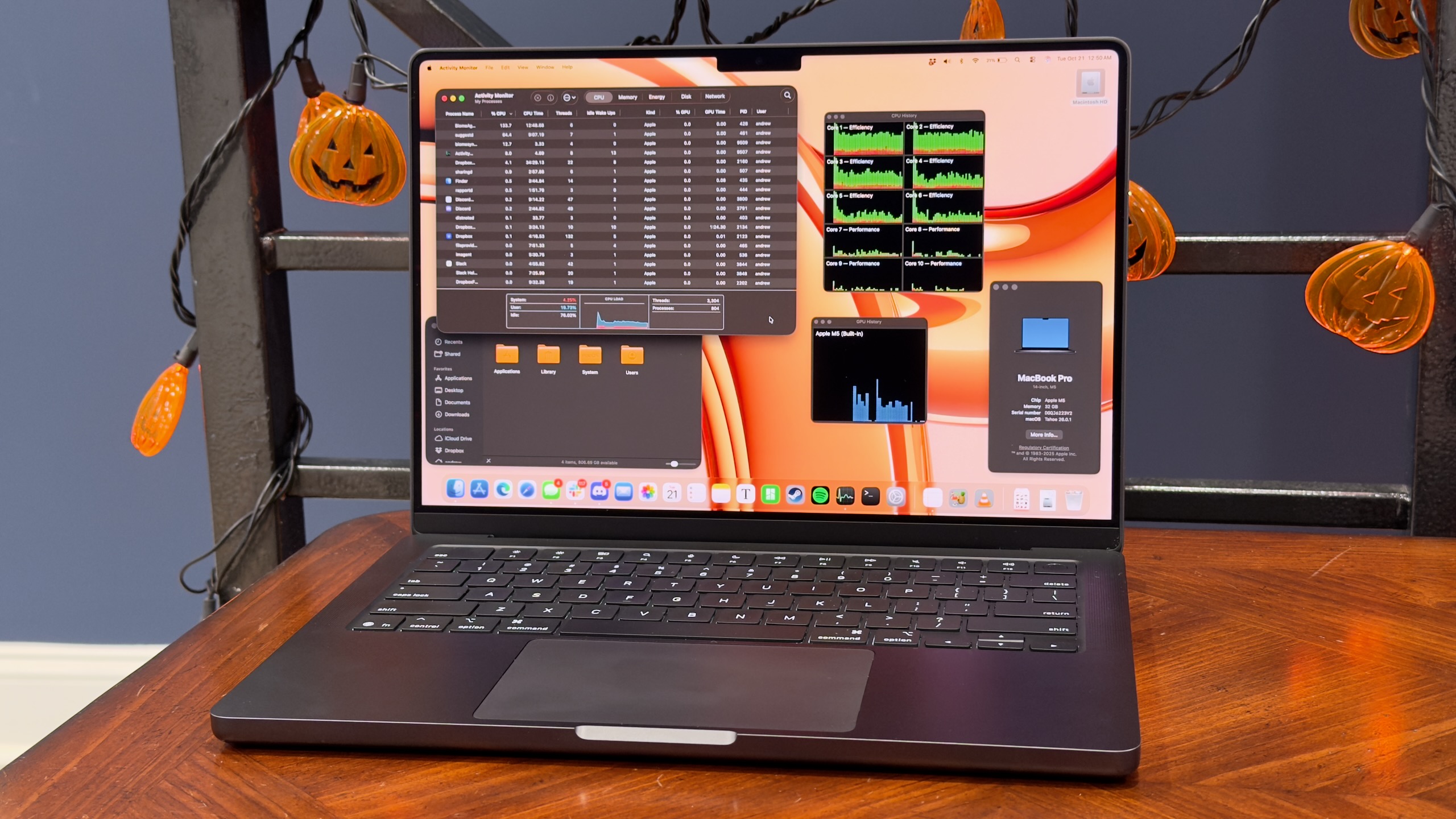 Nhiệt độ MacBook Pro M5 Pro ổn định quanh 86 độ C nhờ quạt kép, thấp hơn mức 99 độ C của bản Base