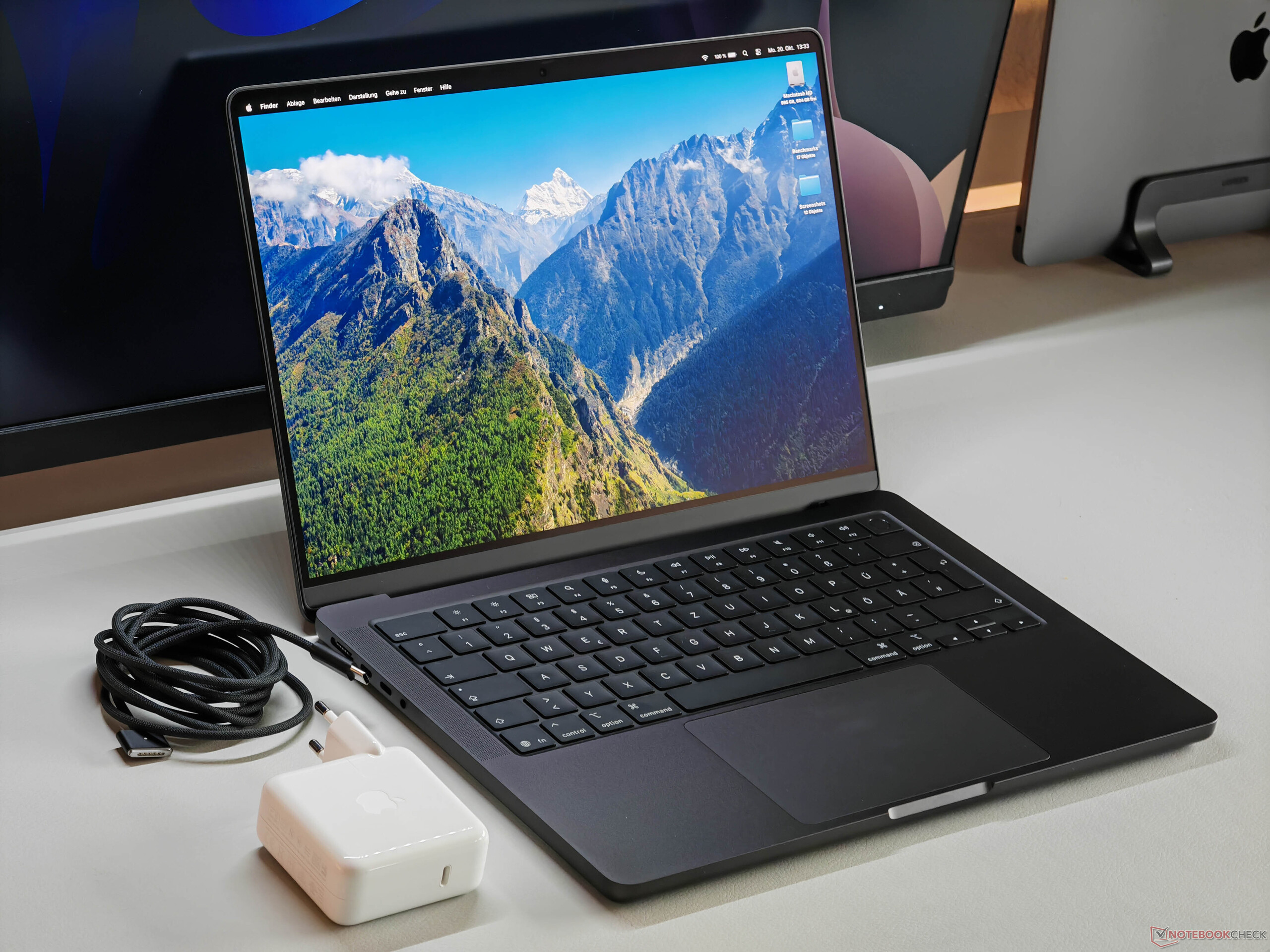 Biểu đồ băng thông bộ nhớ MacBook Pro M5 153.6 GB/s so với M5 Pro 307 GB/s